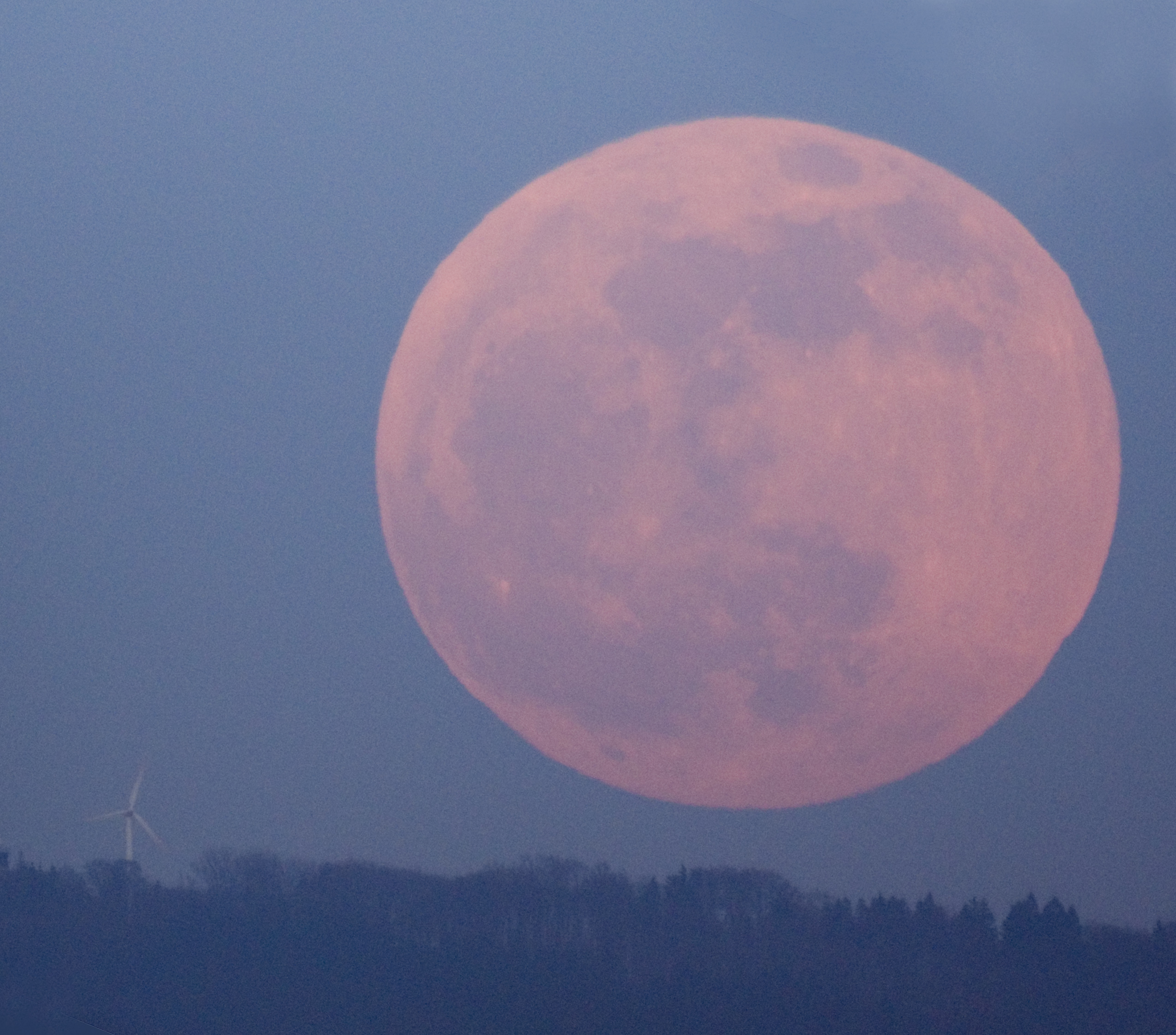 Východ Měsíce nad Hostýnskými vrchy, čas 20:07